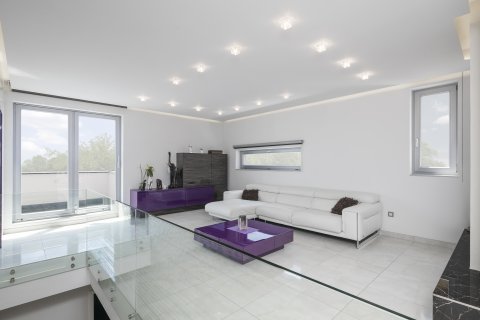 V jednoduchosti je krása … Čistý, bílý interiér v kombinaci se stříbrnou barvou oken a dveří dělají domov ještě útulnější.
