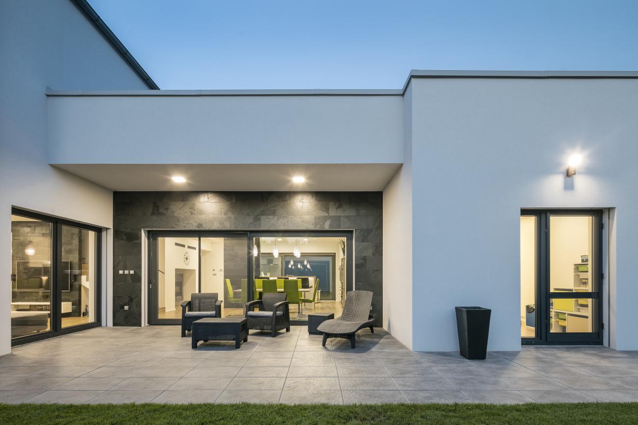 Moderní stavby si žádají okna moderních barev. Odstíny šedé v kontrastu se světlou fasádou dodávají oknům patřičnou eleganci.