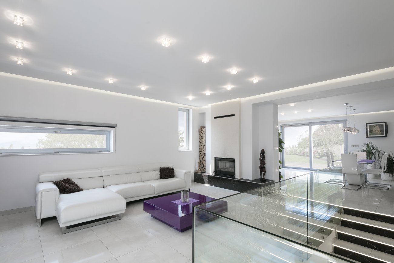 V jednoduchosti je krása... čistý, bílý interiér v kombinaci se stříbrnou barvou oken a dveří dělají domov ještě útulnější.